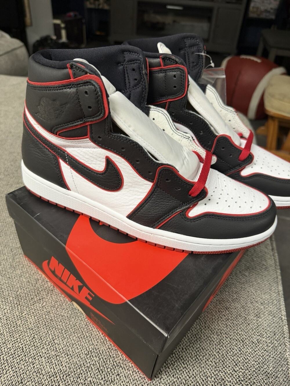 Nike Air Jordan 1 Retro High OG Bloodline Black Red White Mens Size 11 555088-06